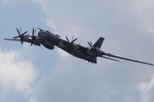 Tu-95 'cổ đại' của Nga vượt qua hàng rào cảnh giới tối tân của Mỹ