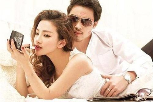 Đưa bồ nhí đi du lịch, tôi 'chết sững' khi nhìn thấy giữa bãi biển vợ đang ôm ấp nhân tình