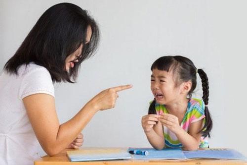 5 thói quen xấu của cha mẹ khiến trẻ con học rất nhanh