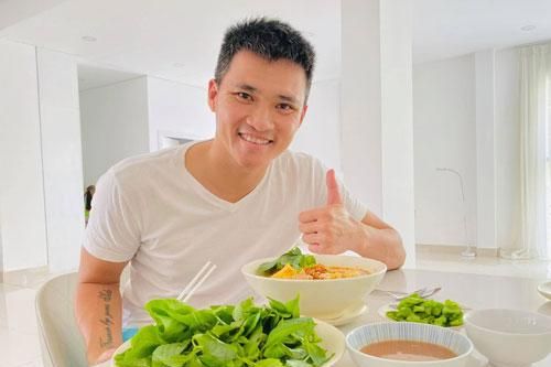Công Vinh hạnh phúc khoe tô bún riêu Thủy Tiên nấu ngon như nhà hàng