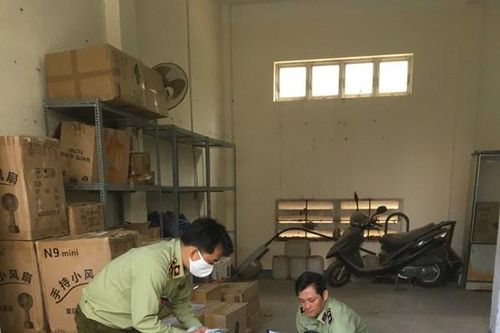 Tạm giữ lượng lớn mỹ phẩm và thiết bị điện gia dụng nhập lậu