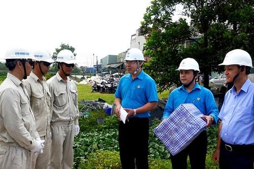 Công đoàn Điện lực Việt Nam thăm hỏi, động viên CBCNV trực đảm bảo điện mùa nắng nóng