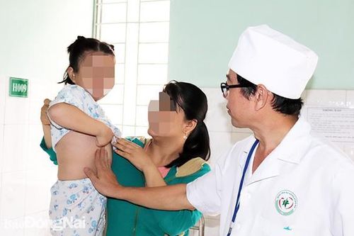 Bé gái 6 tuổi có hơn 500ml mủ trong ổ áp xe gan