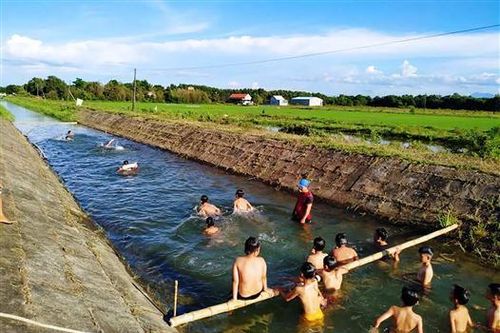 Dạy bơi miễn phí cho trẻ em