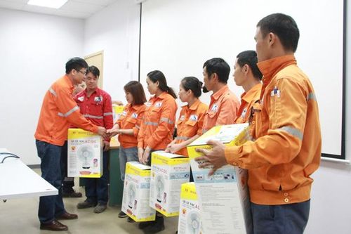 Tặng quà cho đoàn viên công đoàn