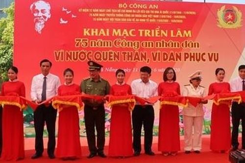 Khai mạc triển lãm '75 năm CAND vì nước quên thân, vì dân phục vụ'