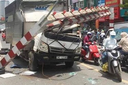 Đi nhầm đường, tài xế xe tải đâm gẫy barie cầu vượt Thái Hà