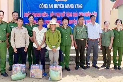 Công an huyện Mang Yang thăm, tặng quà cho người nghèo