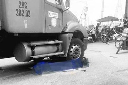 Hai nữ sinh chết thảm dưới bánh xe tải