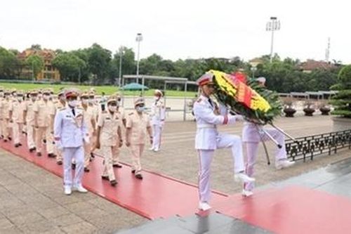 Cục Đối ngoại Bộ Công an vào Lăng viếng Chủ tịch Hồ Chí Minh