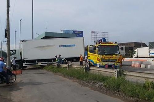 Xe tải lao vào trạm thu phí trên cao tốc, nhiều người thoát chết