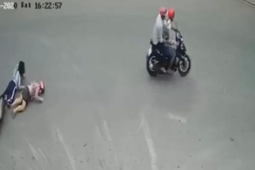 Bị giật điện thoại, mẹ chở con gái té xuống đường chấn thương