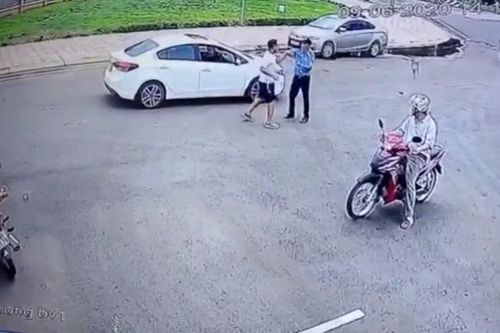 Bị nhắc nhở chỗ đỗ xe, tài xế ô tô xuống bóp cổ bảo vệ bệnh viện