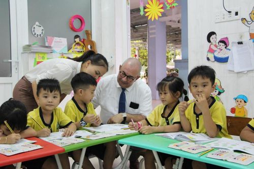 COVID-19: Đại sứ quán Bỉ trao hơn 6.000 phần quà cho học sinh mầm non Việt Nam