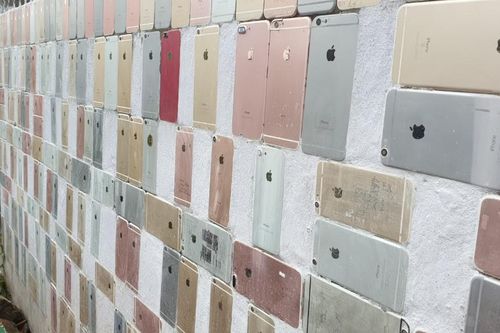 Hàng rào độc nhất vô nhị ở miền Tây ốp hơn 2.000 vỏ điện thoại iPhone