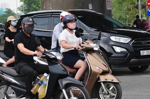 Chùm ảnh người Hà Nội trong buổi sáng mát mẻ hiếm hoi