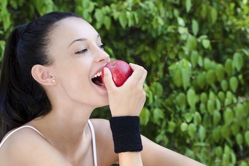 Cải xoong giúp thu nhỏ lỗ chân lông, muốn trắng hãy ăn táo,... còn gì bạn chưa biết nhỉ?