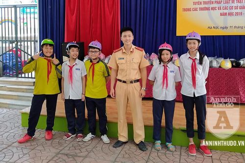 Học sinh trường THCS Đoàn Kết hào hứng với buổi tuyên truyền ATGT của CAQ Hai Bà Trưng