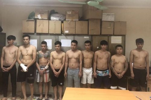 Tranh giành địa bàn dán quảng cáo, hai nhóm thanh niên lao vào ẩu đả