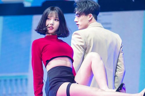 Mỹ nữ Kpop chuộng mặc đồ ngắn khoe dáng đồng hồ cát