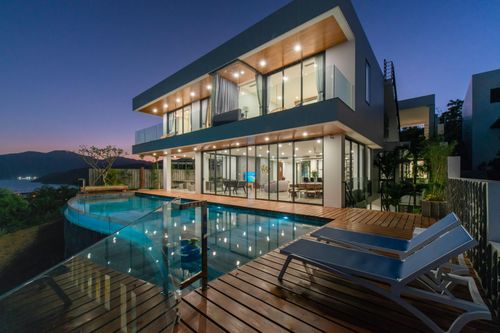 Biệt thự sang trọng bên vách núi giữa phố biển Nha Trang