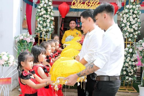 Tranh cãi việc cô dâu Vũng Tàu nhờ 6 bé gái bê tráp trong đám hỏi