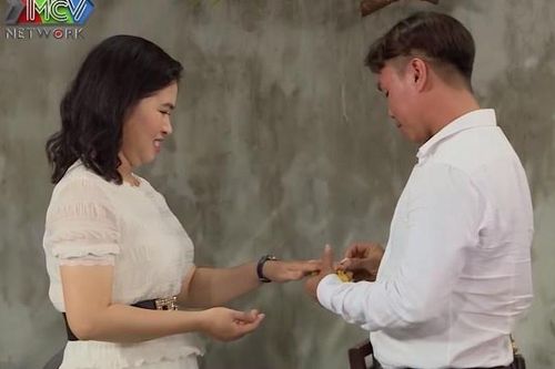 Anh chàng cưa đổ bạn gái hơn 2 tuổi, trao nhẫn ngay lần đầu gặp mặt
