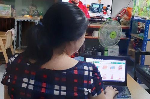 Nắng nóng, các bà nội trợ 'lên mạng' mua thực phẩm, thức uống thanh nhiệt