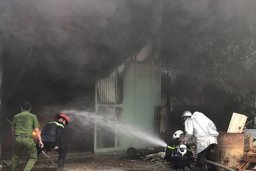 Đà Nẵng: Lửa thiêu rụi lô hàng máy quạt nước 10 tỷ đồng