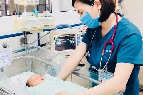 Bé sơ sinh bị bỏ rơi đang hồi phục sức khỏe