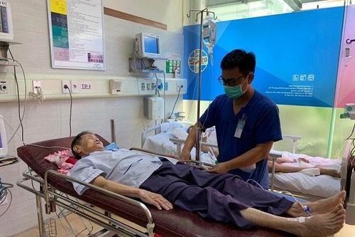 Nắng nóng liên tục, bệnh nhân cao tuổi đi khám, chữa bệnh tăng 150%