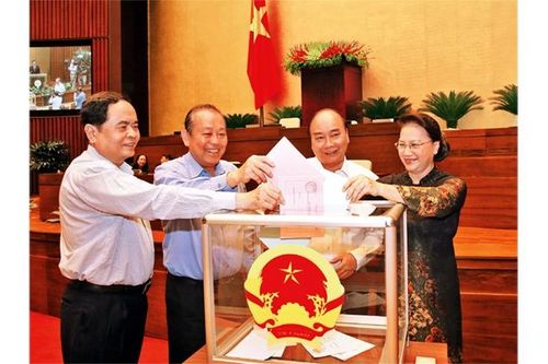 Biểu quyết, thông qua công tác nhân sự