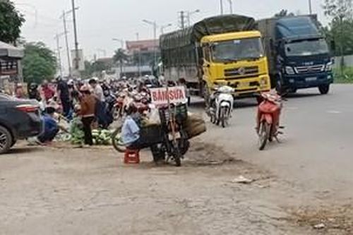 Họp chợ ven Quốc lộ 18 gây mất an toàn giao thông