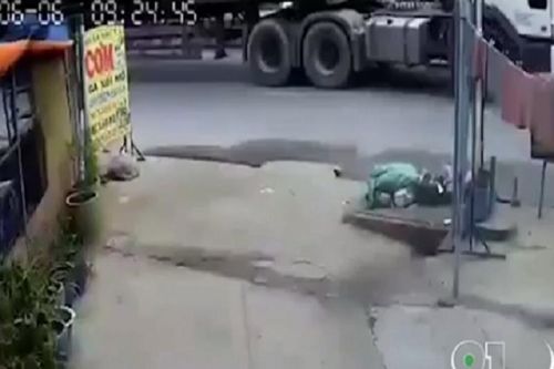 Hãi hùng xe ben đâm trúng người phụ nữ rồi kéo lê trên đường