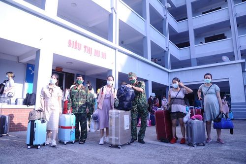 Hơn 200 bà bầu hoàn thành cách ly COVID-19, hớn hở về nhà