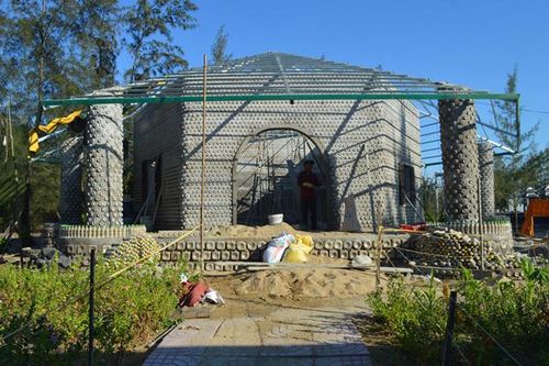 Ngôi nhà khổng lồ xây từ 60.000 chai nhựa phế thải
