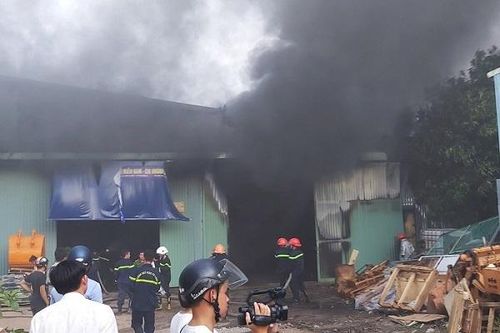Nhà xưởng cháy dữ dội suốt 2 tiếng, 10 tỷ đồng bị thiêu rụi