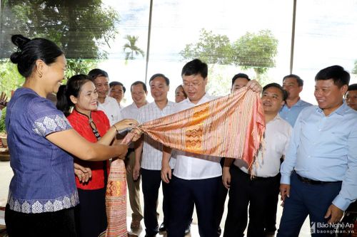 Chủ tịch UBND tỉnh Nguyễn Đức Trung thăm các mô hình kinh tế ở huyện Quỳ Châu