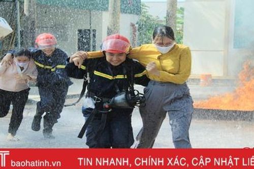 Diễn tập giải cứu 7 người bị mắc kẹt trong đám cháy lớn ở TX Hồng Lĩnh