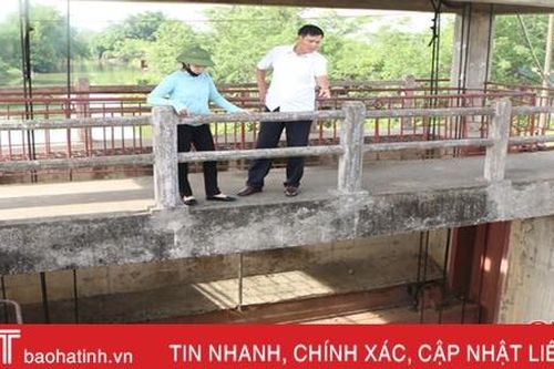 Mặn xâm nhập cống Trung Lương, Hà Tĩnh tập trung ép nước dưỡng lúa