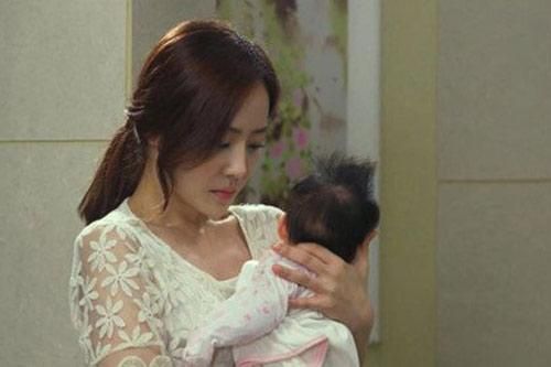 Chồng ngoại tình, tôi ôm con về ngoại 1 tuần rồi 'quỵ ngã' trước cảnh tượng trong nhà tắm