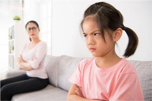 'Nói một đằng, làm một nẻo' - cha mẹ thiếu gương mẫu khi dạy trẻ như thế nào?