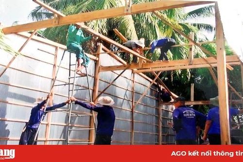 Tổ xây dựng, cất nhà Tình thương xã Tân An
