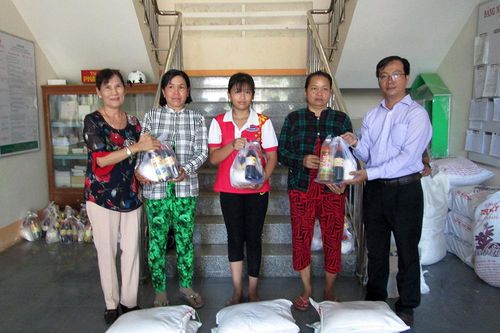Trao 50 phần quà hỗ trợ người nghèo xã Thạnh Mỹ Tây