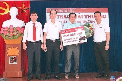 Agribank Lào Cai trao thưởng chương trình 'Gửi tiền liền tay - Trúng ngay SH'
