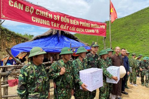 Điện Biên : Tặng quà chiến sĩ biên giới, học sinh khó khăn