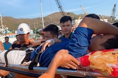 Cứu nạn ngư dân bị thương từ ngoài khơi đưa vào bờ