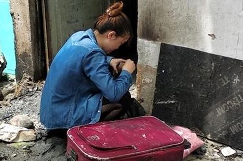 Con gái khóc ngất khi biết tin mẹ cùng 2 em tử vong trong đám cháy