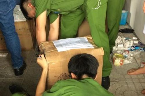 Kiểm tra nhà dân, phát hiện gần 8.000 gói thuốc lá lậu