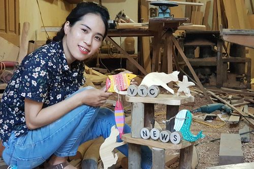 Nữ thợ mộc 9x đam mê làm đồ chơi từ gỗ tái chế tại Hà Nội